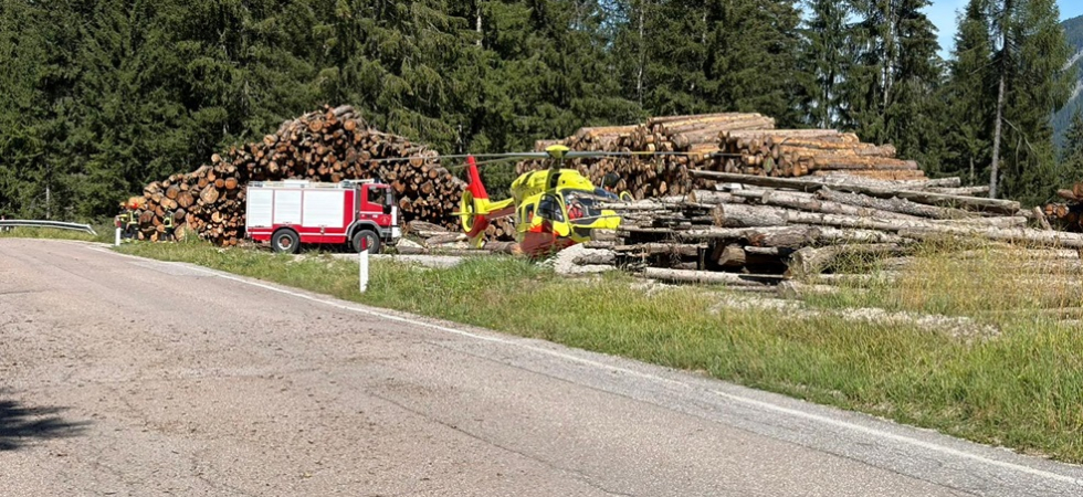 L'auto sbanda e viene centrata da una moto: 67enne sbalzato sull'asfalto, decolla l'elicottero