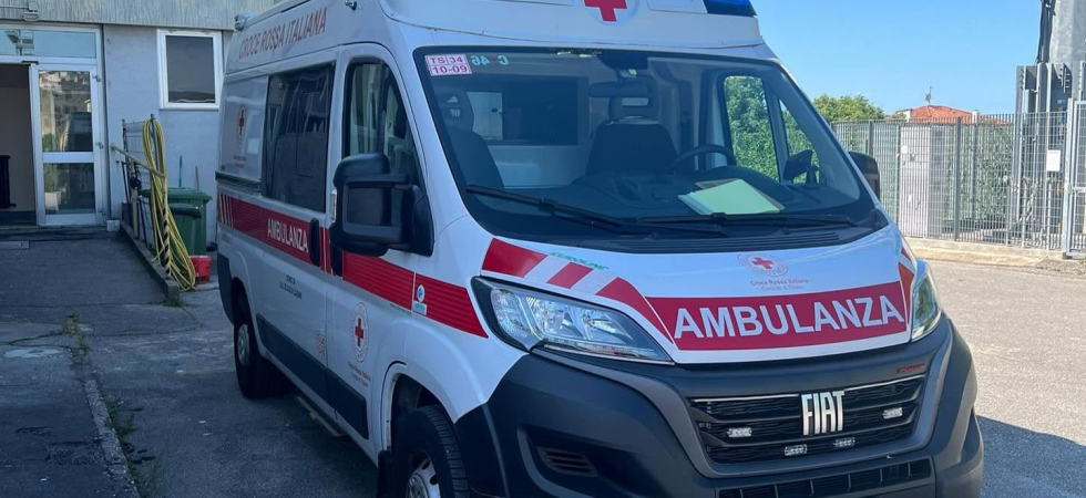 Ubriaca sferra calci e pugni al personale dell'ambulanza giunta sul posto per soccorrerla