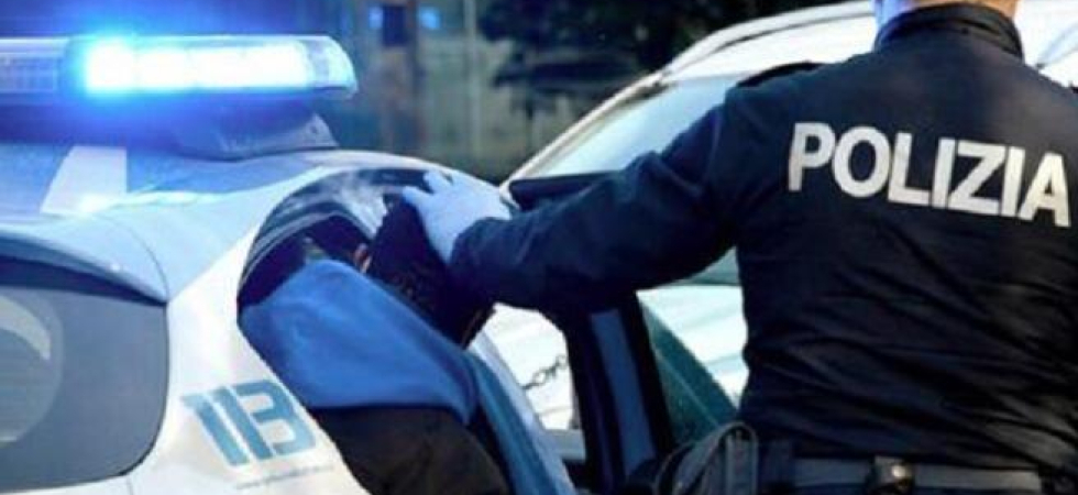 Forze diverse auto parcheggiate in centro e scappa con la refurtiva: un cittadino allerta la polizia, che arresta un 33enne