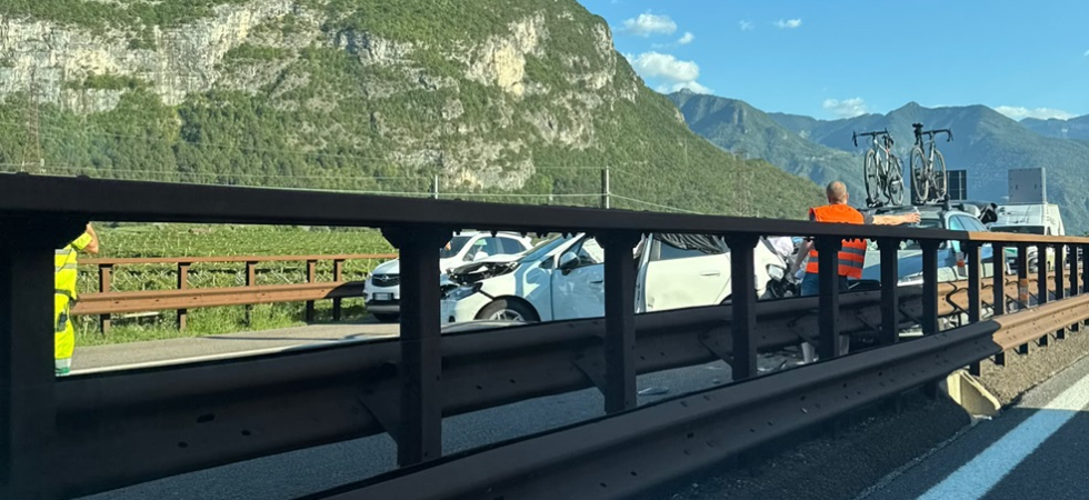 Schianto tra auto sull'A22, soccorsi attivati per gestire l'emergenza