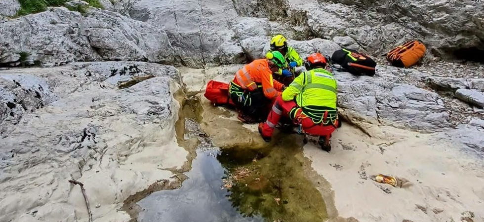 Paura per un ragazzo: perde l'equilibrio e finisce nel torrente dopo una caduta di svariati metri