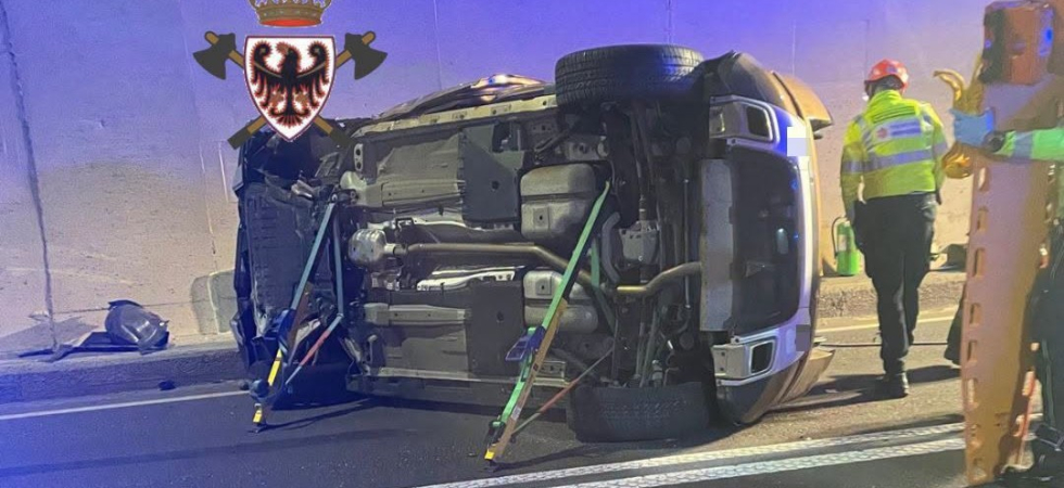Violento incidente in galleria tra un'auto e un camper: tre persone coinvolte, una è stata liberata dalle lamiere del veicolo