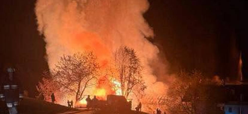 Alte fiamme e una grossa colonna di fumo in cielo: fienile distrutto da un incendio