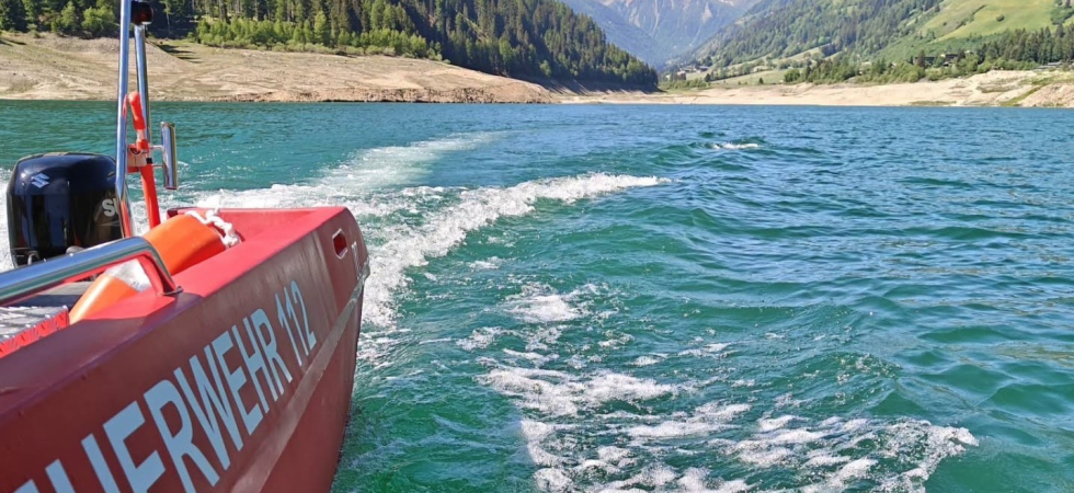 Paracadute finisce nel lago e scatta l'intervento dei soccorritori (ma è un falso allarme)