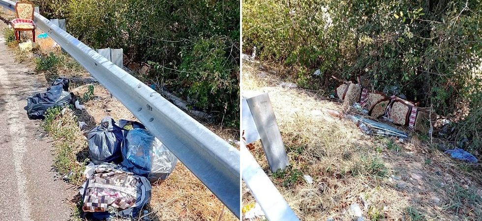 Sedie e sacchi d'immondizia buttati in una scarpata a fianco della strada