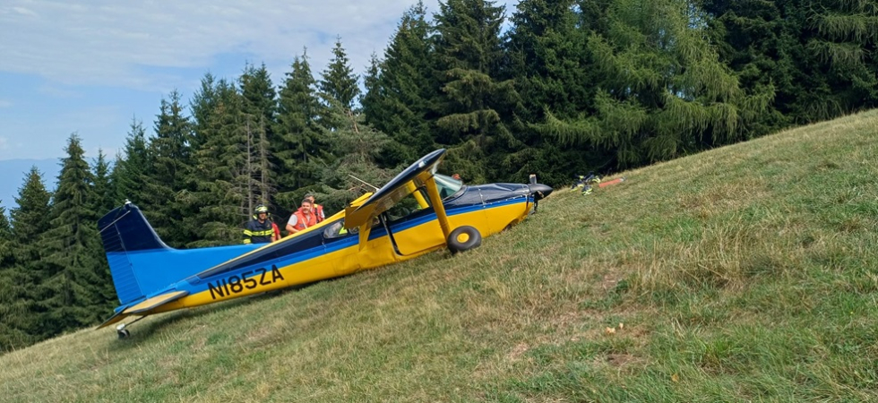 Un aereo perde quota e precipita in montagna: una famiglia trasferita in elicottero all'ospedale