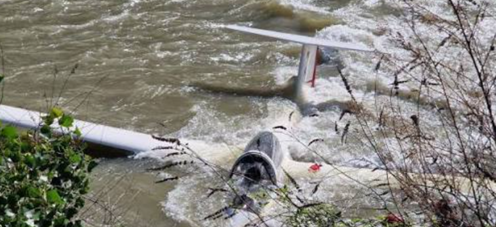 Foto Archivio, un aliante finito nell'Isarco a Bolzano nel maggio del 2025 Tragedia nell'Isarco: un aliante precipita nel fiume, morto il pilota