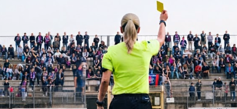 "Tro*a, putta*a, cornuta": insulti sessisti all'arbitra davanti alla figlia di 5 anni