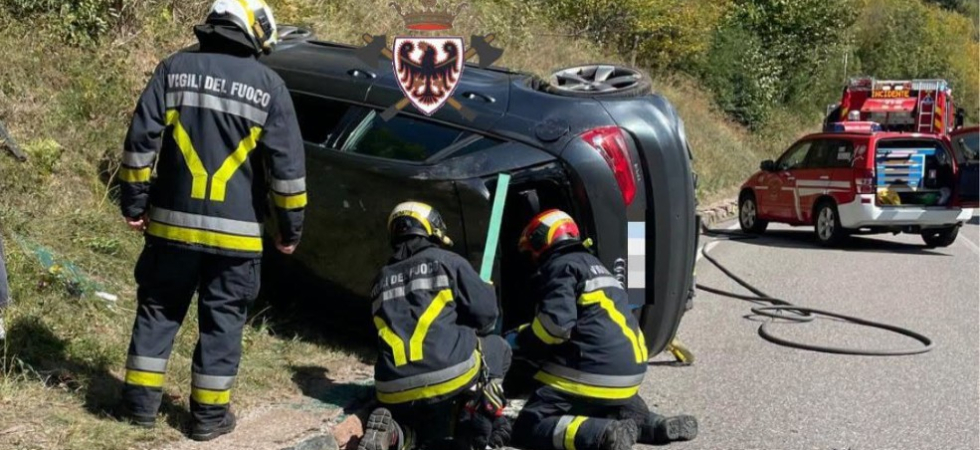 Paura sulla statale, perde il controllo dell'auto che sbanda e si ribalta: in azione i soccorsi, una persona ferita