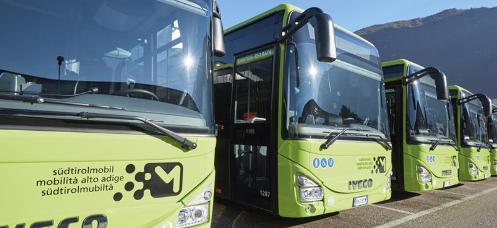 Più abbonamenti ai mezzi pubblici che patenti auto: “I trasporti sono entrati nella vita quotidiana delle persone”