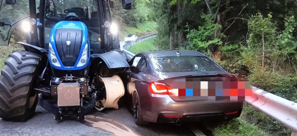 La strada è stretta e in due non si passa: il trattore schiaccia l'auto contro il guardrail