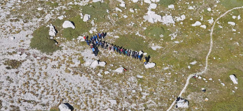 Un camoscio urta una pietra che rotola e colpisce al volto un ragazzo