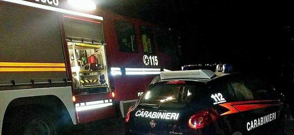 Moto si schianta contro un'auto parcheggiata in strada: un 20enne in gravi condizioni