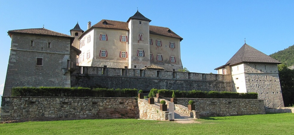 A Castel Thun risuona Mozart, Euregio Klassika porta in scena la musica del Settecento con Alina Kommissarova e Rocco De