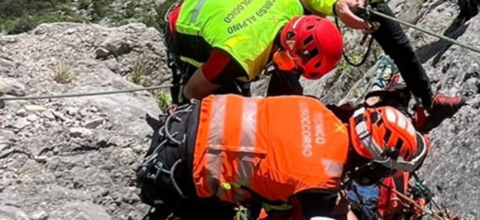 Paura in quota, rimangono bloccati sull'ultimo tiro della via e devono chiamare i soccorsi: recuperati due alpinisti