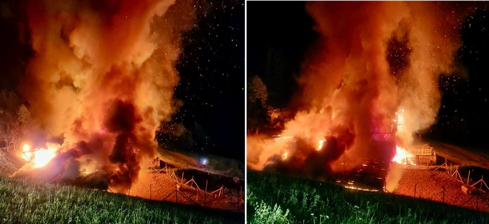 Vasto incendio nella notte, un fienile divorato dalle fiamme