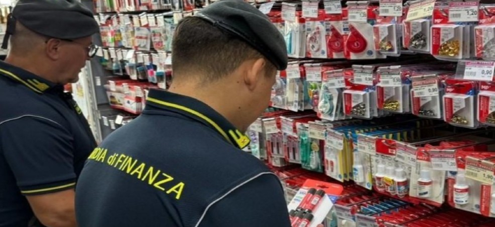 Blitz della Guardia di Finanza, sequestrati quasi 600 mila articoli insicuri o contraffatti