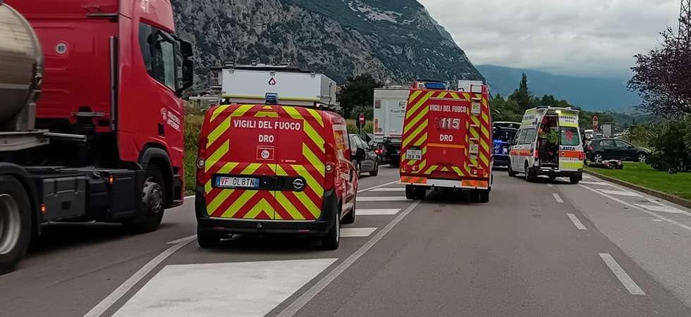 Scontro auto - moto, un 17enne scaraventato sull'asfalto: momenti di paura, in azione i soccorsi