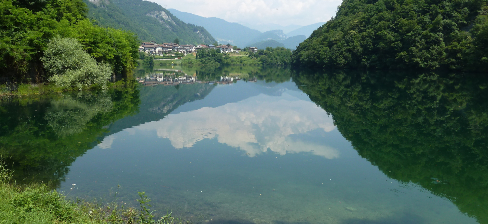 Il Lago del Corlo, nel Bellunese (foto da Wikipedia di Fflavio74) Il Lago del Corlo, nel Bellunese (foto da Wikipedia di Fflavio74)