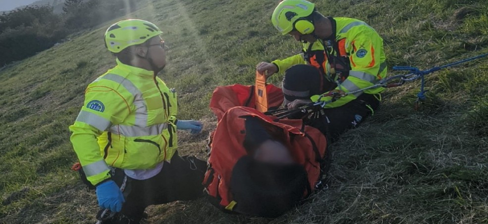 Precipita con il parapendio e si schianta a terra, in azione i soccorsi con l'elicottero
