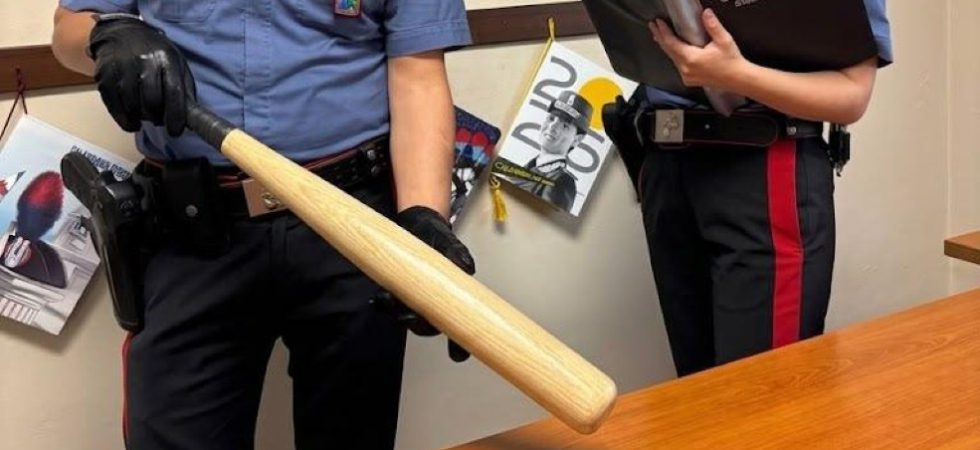 Aggredisce la madre con schiaffi, spintoni e sputi