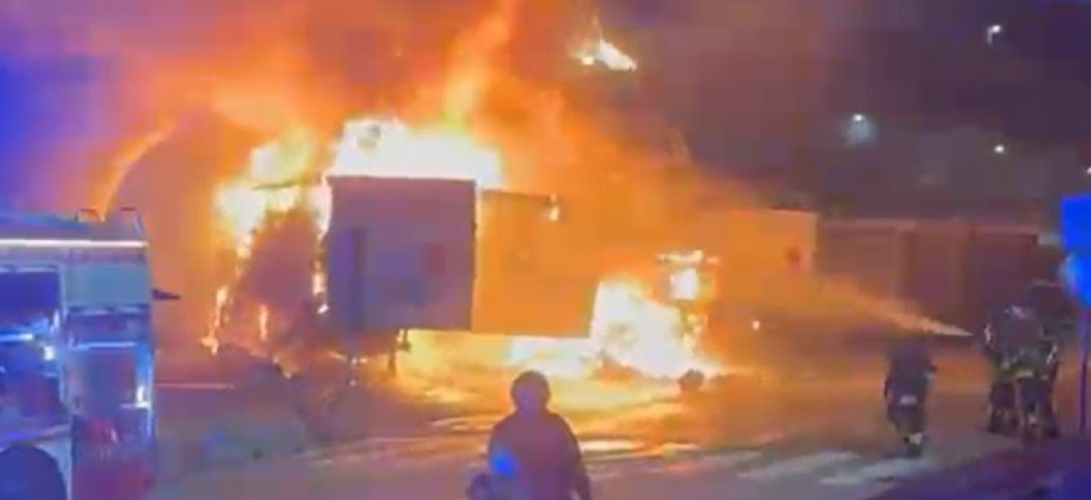 Lascia il motore acceso e il camion va a fuoco, in fiamme tre semirimorchi e colonna di fumo visibile da chilometri