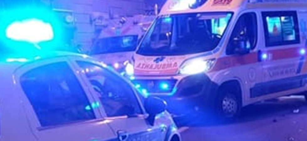 Paura nella notte, non si ferma all’alt e scappa: parte l’inseguimento, poi l'auto della polizia si schianta