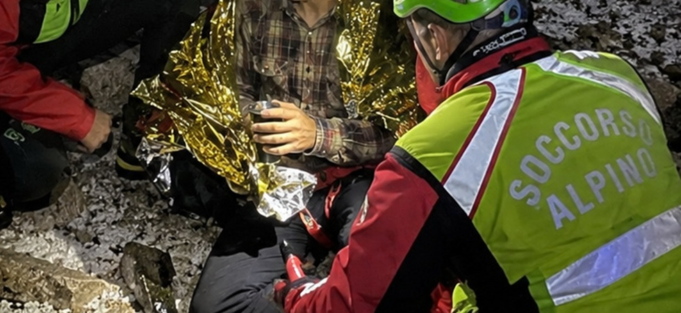 In camicia, bagnato e infreddolito bloccato a 2100 metri in mezzo ad una tempesta di grandine