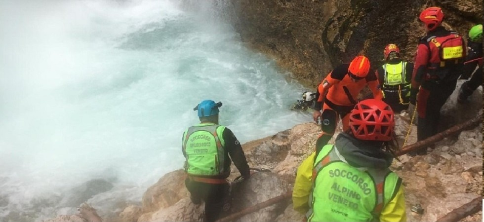 Foto d'archivio Ore di angoscia per una persona dispersa in acqua: vastissimo dispiegamento di soccorritori