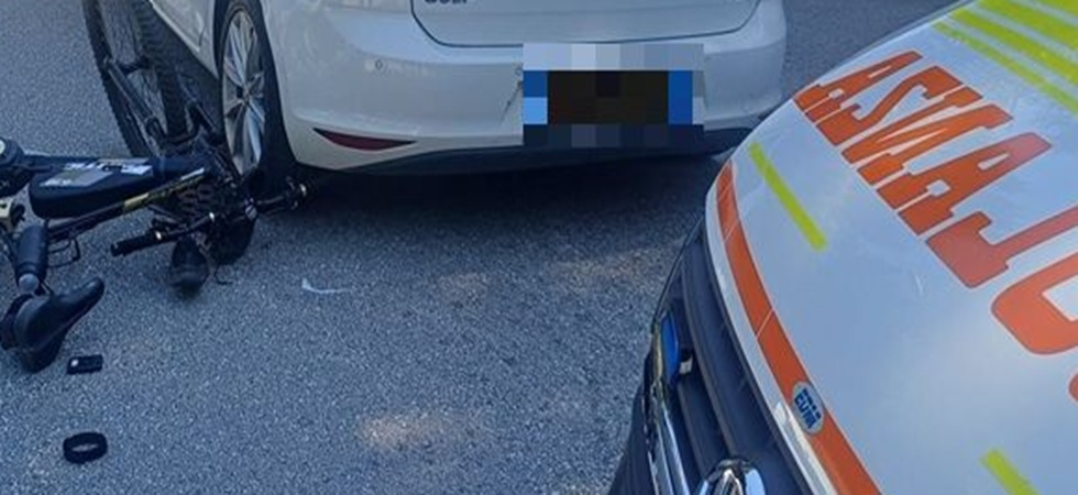 Violento scontro auto – bici: un uomo di 52 anni scaraventato sull'asfalto, trasportato all'ospedale di Trento