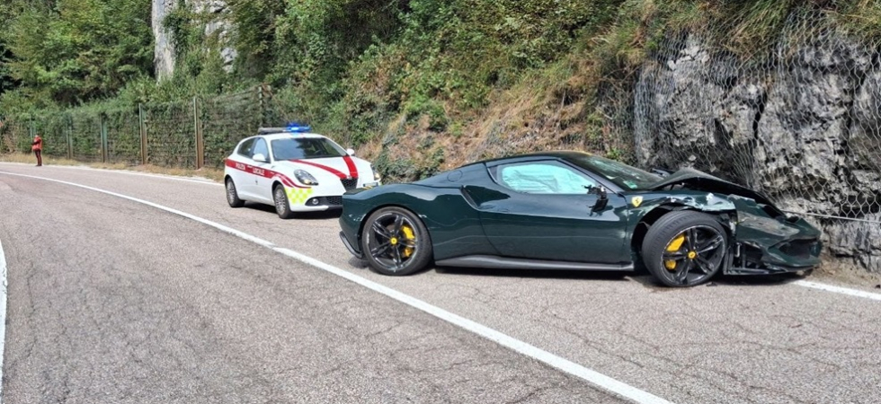 Perde il controllo della Ferrari e si schianta contro le rocce, la Cavalcade finisce distrutta