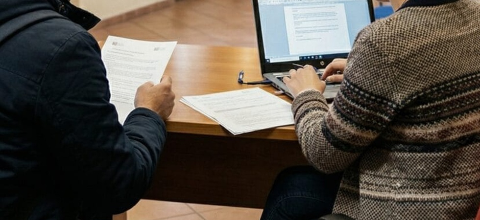 Crescono gli stranieri ma faticano ad accedere ai servizi: mancano case e formazione sui diritti del lavoro