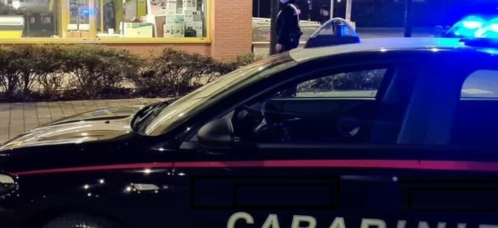 Sfonda la porta nella notte e fa razzia al supermercato: 28enne sorpreso mentre tenta di nascondersi tra le siepi con cibo e