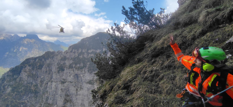 Tragedia in montagna, escursionista precipita per oltre 100 metri davanti agli occhi della moglie: morto un 57enne