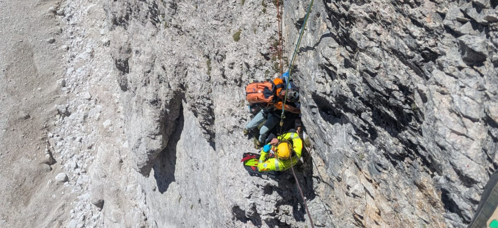Paura in parete, precipita per 20 metri, sbatte la testa contro la roccia rompendo il casco e rimane a testa in giù privo di