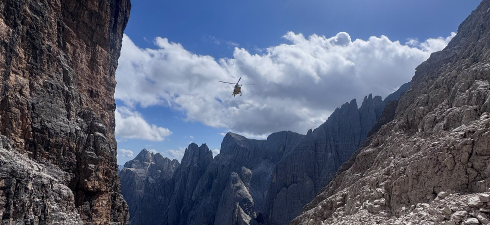 Tragedia in montagna, scivola e ruzzola per oltre 80 metri nel canalone sotto la ferrata: morto un 43enne