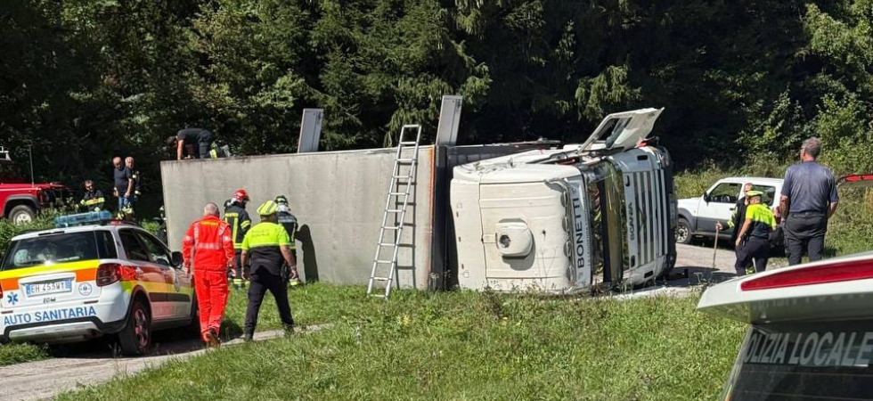 Camion che trasporta vacche si ribalta mentre scende dalla strada di montagna, due persone ferite: in azione l'elicottero