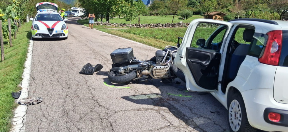 Paura sulla strada, scontro moto-Panda: grave un centauro 70enne