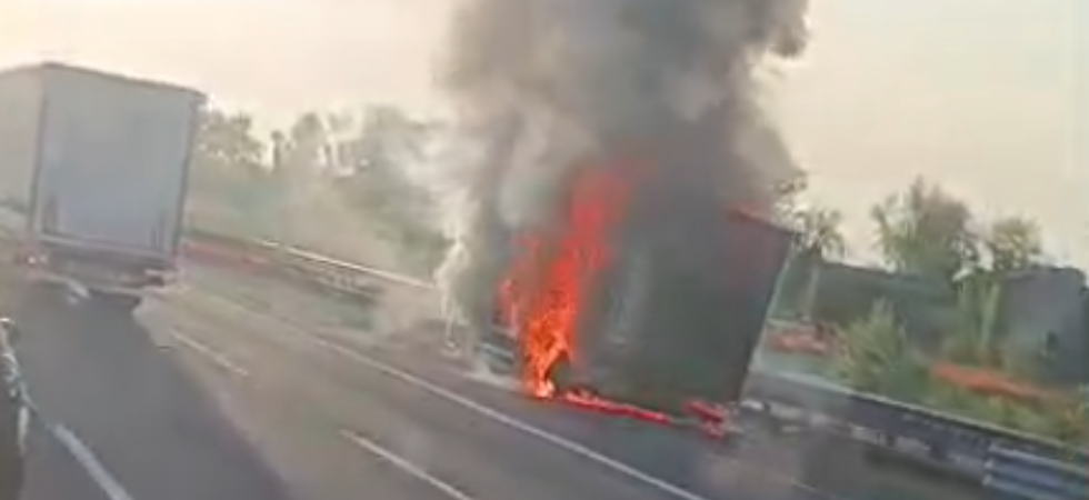Paura in autostrada, le fiamme divorano un camion: pompieri in azione e traffico in tilt