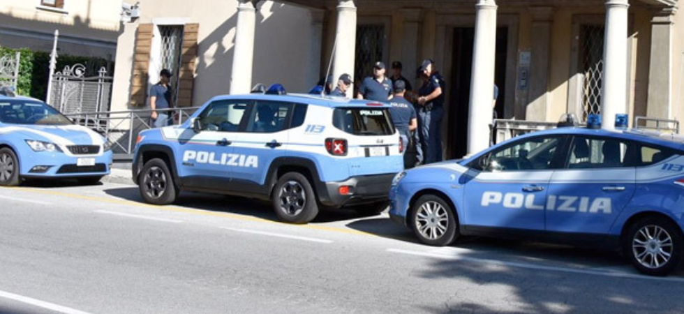 Furiosa lite tra badanti, volano colpi di scopa e le grida preoccupano i passanti: una delle due donne finisce in ospedale