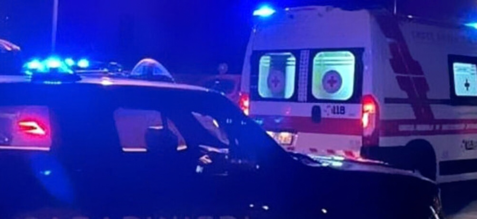 Tragedia sulla strada, giovane travolto da un'auto nella notte: morto un 31enne