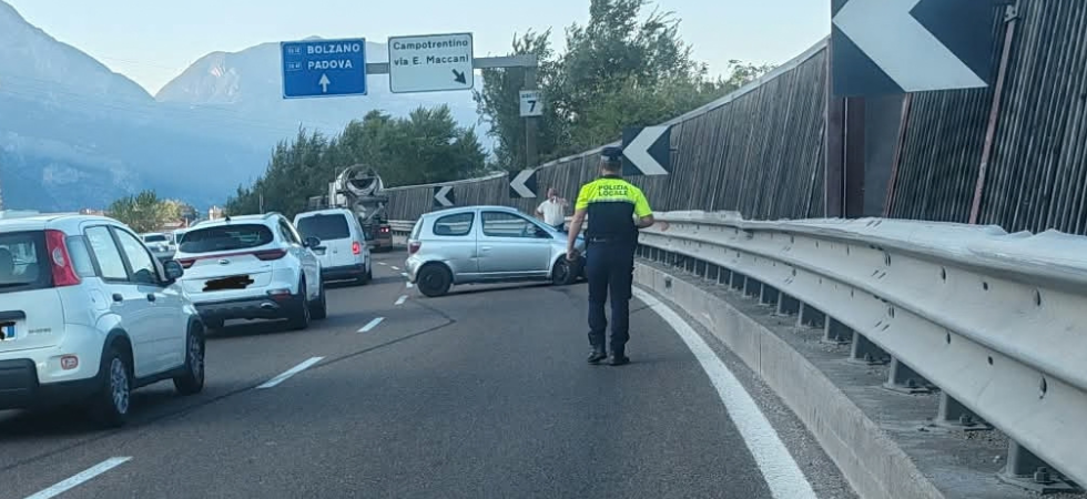 Perde il controllo dell'auto e si schianta poco prima dell'uscita, traffico in tilt sulla tangenziale