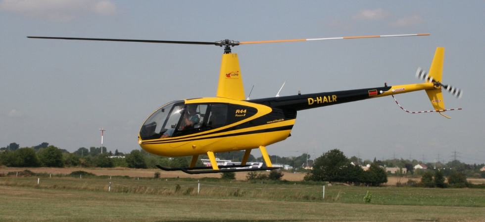 (elicottero Robinson R44, foto Wikipedia) (elicottero Robinson R44, foto Wikipedia)