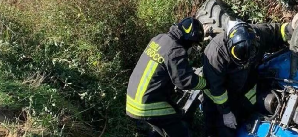 Tragedia in campagna, il trattore si ribalta e precipita in un dirupo: conducente schiacciato dal mezzo, morto un 70enne