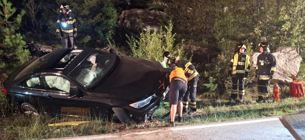 Momenti di paura nella notte: l'auto esce di strada e si schianta contro le rocce