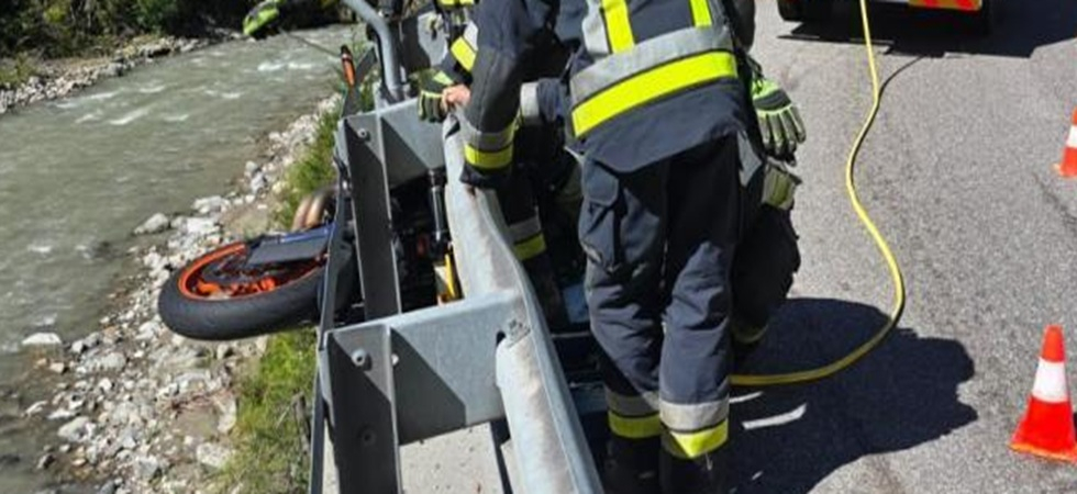 Terribile schianto, perde il controllo in curva della moto che si incastra sotto guardrail: motociclista gravemente ferito