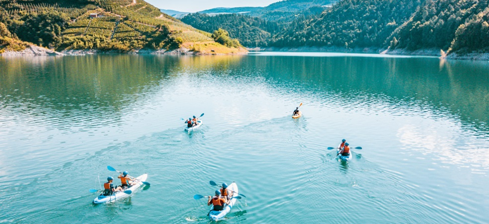 Al lago di Santa Giustina in kayak e barca elettrica, sconti riservati ai residenti di Val di Non e Val di Sole a settembre