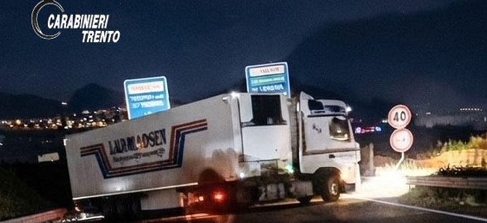 Autoarticolato in contromano sulla Valsugana durante la notte: i carabinieri evitano la tragedia