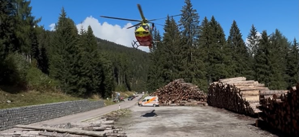 Scontro moto-auto sulla statale, 55enne finisce sull'asfalto