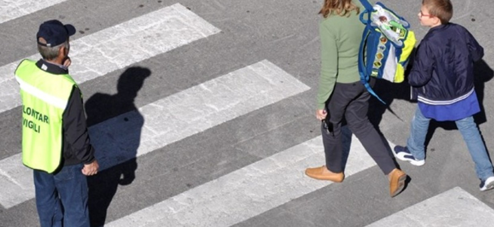 Da oltre 30 anni accompagnano i bambini a scuola: i nonni vigili tornano in servizio con il via delle lezioni